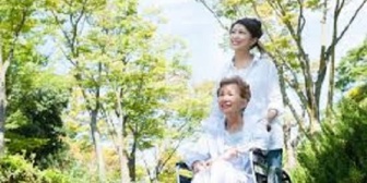 【厄介な義母】義母と飲食店で待ってた時、女性が老人を車椅子で押して入店しようとしたら…