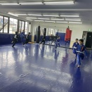 土曜日のキッズ柔術クラス、ヨガクラス、スパーリングクラス、フィットネスクラス、MMAクラス