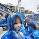 『[イコラブ] 瀧脇笙古、雨でも来てたの！？「カッパ姿もキャワ」ハマスタ外野席で観戦の人気アイドルにファン驚き』の画像
