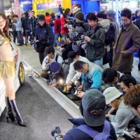 レースクイーンの下半身を重点撮影　同じイベントで3人が“被害”「とても不快です。やめてください」