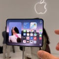 【画像】iPhone Duo（折りたたみ）の折り目…ヤバすぎるｗｗｗｗｗｗｗｗ