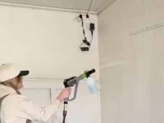 お姉さんが牛舎の掃除を始める。ちょっとだけお手伝い？ → なんだか嬉しそうな牛はこちらです…