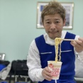 【画像】前澤友作氏、カップヌードルを片手に「地球なう」