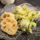 蕗のとうの天ぷらと、まだ温泉湯豆腐食べてる夜ごはん