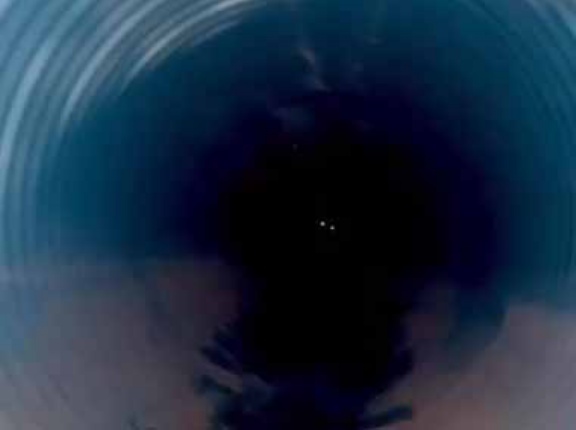 その排水管を覗き込んではいけない。だが私は好奇心に負けてしまった → こうなった…