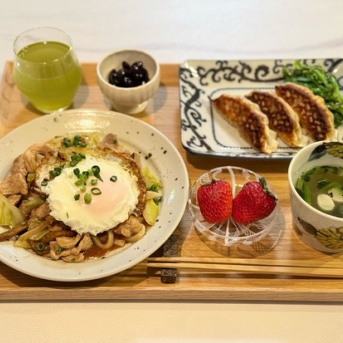 焼きうどんとキムチ餃子のひとりごはん
