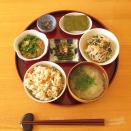 インゲンのオカカ炒め、春雨の二杯酢、納豆、焼海苔、塩昆布