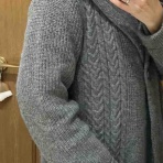 亡き母のニットコートを羽織って