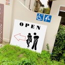 イタリアの名所で見つけた、ユーモアたっぷりのトイレ看板