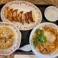 たまにラーメンと餃子とチャーハン食べてるおじさんいるでしょ？