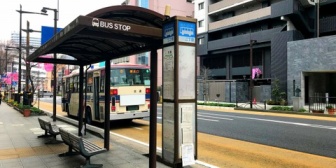 【修羅場】ベンチでスマホをいじりながらバスを待っていたら、俺の隣に座っている女の子が「いやああああああーーーーーぅ」と悲鳴。→何事かと思って顔をあげると…