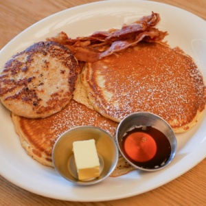 ♡ ハートホットケーキスクイーズチャームとフランスパンポーチ 🍴Eggs'n Things @eggsnthings_jp 🥞ストロベリー&チーズ