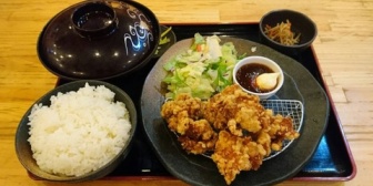 食べる前に食事の写真を撮ってるの見るとなんかなぁって気分になる。これって私だけ？