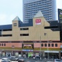 大阪のドンキ屋上から買い物カート落とす「遊び半分でやった」中2女子を逮捕