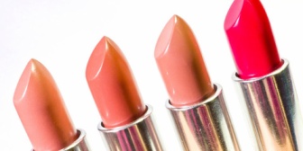 妻にクリスマスに2000円の韓国産口紅をプレゼント。その後一度も使ってないみたいなので理由を聞いたら…めんどくせー！