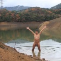 ダム湖の畔