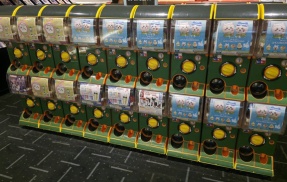 某ガチャガチャショップの店員さん、「不人気キャラが7連続で出ておかしい」と客に言われ一緒に中身をチェック → ヤバすぎる物を見つけて絶句・・・