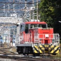 10月11日撮影　南松本にて東線貨物2083ﾚとHD300-15号機が牽くコンテナ貨物