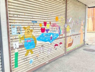 まもなく開催の『HAKKOtrip』に向けた取り組み！宮内・摂田屋エリアで地元児童が作成した『シャッターアート』見に行ってみた。