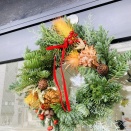 クリスマスリースを飾ったり、お店の中にお店を作ったり…店主も忙しい😁