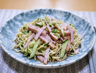 ちぢれ麺で作るハムときゅうりの和え麺&「この日のお昼はたまたまラーメンでした」