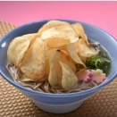 海外「実は結構美味しいかもしれない……」日本で食べられるポテトチップ蕎麦に対する海外の反応