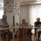 カラオケクラブで熱唱