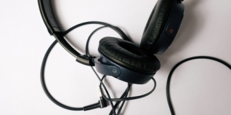 自室でヘッドホンをつけて動画を見たりゲームしてる時、母親が入ってきて話しかけられるとイライラする