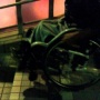 【マジ注意】通りすがりの人が車椅子男性を手助けしようとした結果、男性が死亡してしまう…　→　「車椅子の設計に原因があるのでは？」の声が殺到…確かにこれは…
