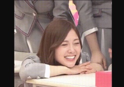 【gif】かわいすぎ！ 白石麻衣の笑顔が素敵な”一人顎乗せ”。。。