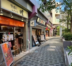 恵比寿　瞠（ミハル）　＜油そばの有名店のラーメンと黒いドライカレー＞