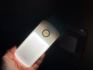 夜の足元や停電時に安心！シンプルなLEDセンサーライト