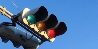 警察官の彼とデート中、信号無視をした車を発見！彼「放っておけ、他所の警察が首を突っ込むを面倒になる」