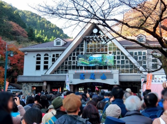 東京都民「山登って綺麗な空気に癒されるぞ～」→登山道も山頂も大混雑