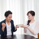 『【悲報】既婚男性の7割弱が「おこづかい制」平均、月4万以下・・・生きてて楽しいの？』の画像