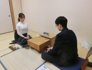 【朗報】女流棋士、バストパンパン王手飛車すぎる(画像あり)