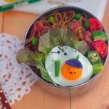 『ウズラの卵の目玉焼きで子鬼くんのキャラ弁』の画像