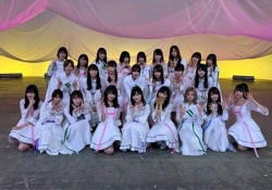 【画像】坂道AKBの集合写真で乃木坂のビジュアルが圧勝ｗｗｗｗｗｗ