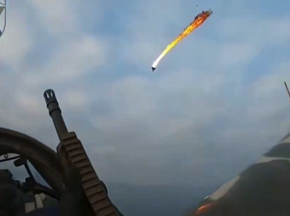 ソ連時代のYak-52訓練機から、ライフルを使って自爆ドローン「シャヘド136」を撃ち落とす！