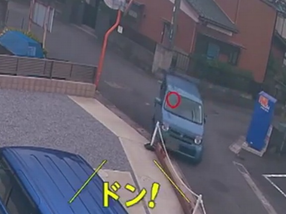 この住宅の塀にぶつかった軽自動車と、意地悪な塀を設置してる家主、どっちが悪いの？