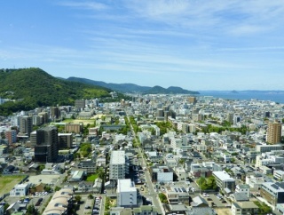 都会民の思う田舎「幹線道路に洋服の青山とかケーズデンキとかあるんやろ」