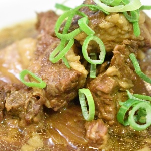 シンプルな味付けで♪牛ネックの味噌煮込み