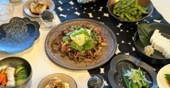 甘辛牛炒めおろしとか、居酒屋さん風に色々並べた夜ごはん