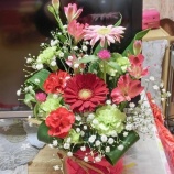 『今月のフラワーアレンジメント教室//薔薇の樹苑デイサービス』の画像