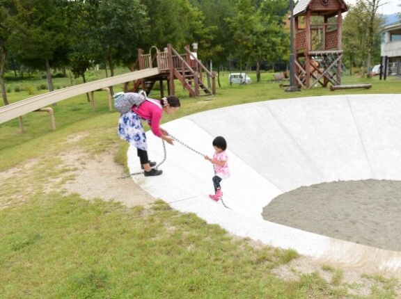 すり鉢状遊具で底から上がれなくなった子供を助けようとした男性、右足を骨折してしまう⋯ → 使用中止に