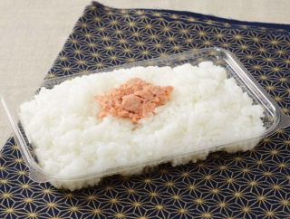 貧困すぎてついにソーセージやトウモロコシを乗せただけの弁当が登場ｗｗｗｗｗ