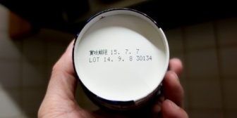 賞味期限や消費期限が切れたものを父親が平気で食べたりしています。頑固なもので、今更やめさせれないのですが、食べなさいと出されるので、正直気持ち悪いです