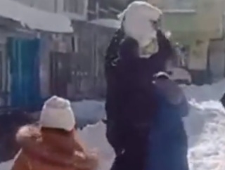 彼女を絶対に許すな！やったらすぐにやり返される雪玉戦争。海外の反応