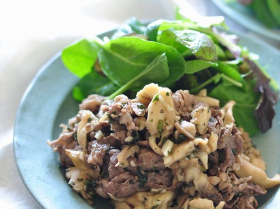 手軽で美味しいお肉料理を是非！【柔らかビーフマリネ焼き】と買ってきたトンカツで晩ごはん