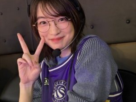 【朗報】上田麗奈(32)さん、ワイに向かってピースするｗｗｗ